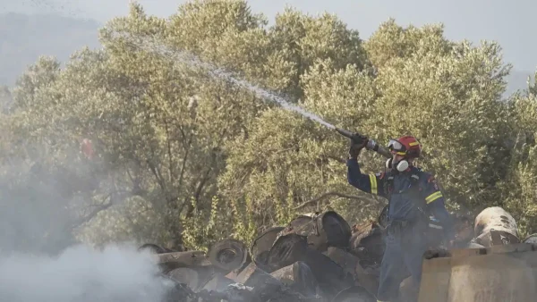 Φωτιά στη Θεσσαλονίκη σε συνεργείο αυτοκινήτων στα Λαγυνά