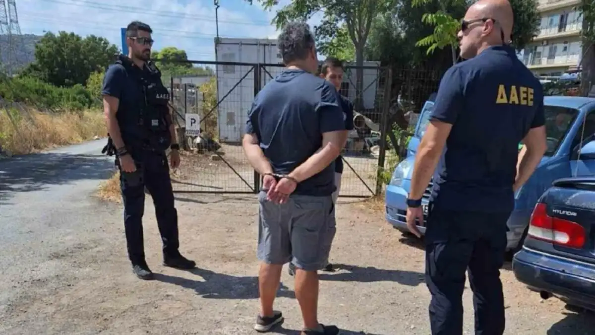 Παλλήνη: Ο δημοτικός υπάλληλος αρνείται πως έβαζε τις φωτιές