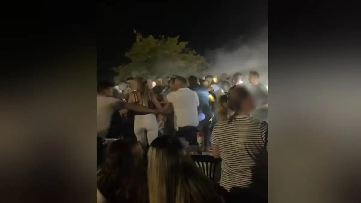 Άγριο ξύλο σε πανηγύρι στην Αιτωλοακαρνανία: Η Γωγώ Τσαμπά φώναζε από το μικρόφωνο να σταματήσουν