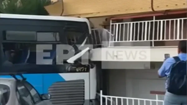 Παπάγου: Βίντεο από τη προσπάθεια απομάκρυνσης του λεωφορείου που έπεσε σε πολυκατοικία
