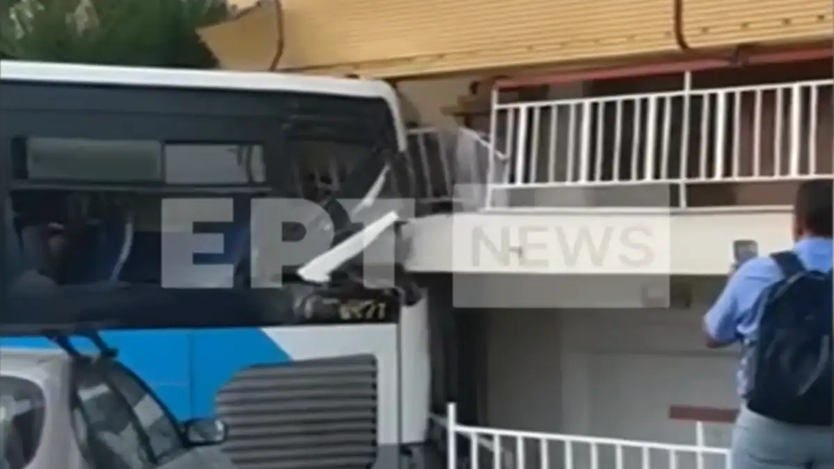 Παπάγου: Βίντεο από τη προσπάθεια απομάκρυνσης του λεωφορείου που έπεσε σε πολυκατοικία