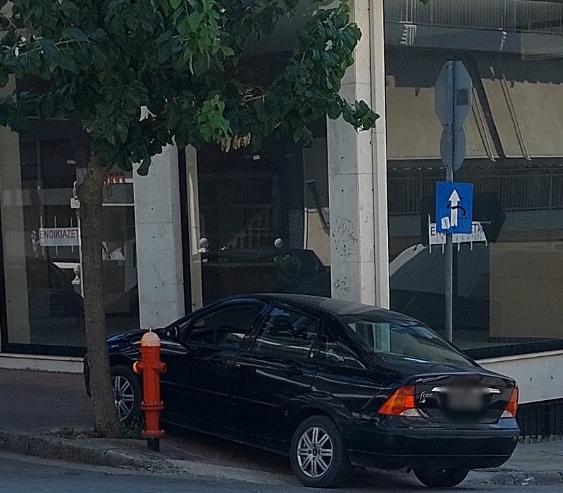 Όταν θέλεις να παρκάρεις στη Λαμία και δεν έχεις σκίαστρο για το αυτοκίνητο...
