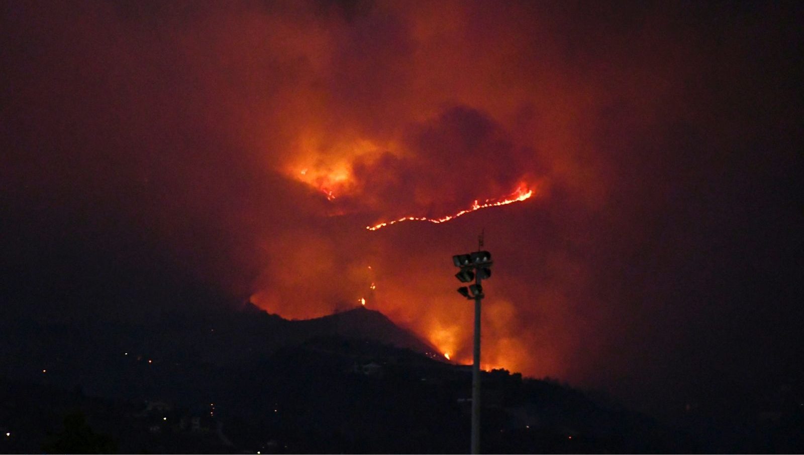 Μάχη με τις φλόγες στην Αρόη Πάτρας, μέσα στο χωριό Κηπουριές της Χίου η φωτιά - Δεύτερο δύσκολο βράδυ για τα μέτωπα σε Πρέβεζα και Ζάκυνθο