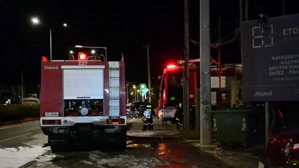 Φωτιά σε εγκαταλελειμμένο κτίριο στο Κιάτο Κορινθίας: Ήχησε το 112 για τους καπνούς – «Κλείστε πόρτες και παράθυρα»