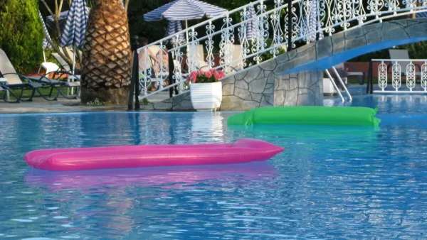 Μύκονος: Πνίγηκε τουρίστας σε πισίνα – Στο Κέντρο Υγείας ένα ακόμα άτομο