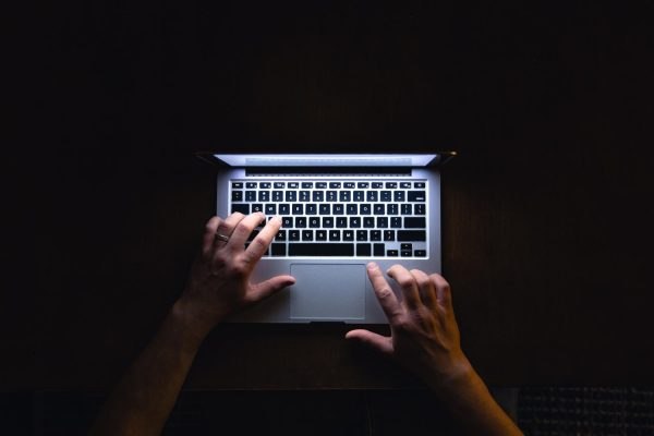 Οργή στην Ιταλία: Αναρτούσαν φωτογραφίες γυναικών χωρίς τη συναίνεσή τους σε γκρουπ του Facebook με 32.000 μέλη