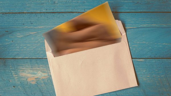 Λαμία: Η εν διαστάσει σύζυγος και η πεθερά του έστειλαν ταχυδρομικώς «ακατάλληλες» φωτογραφίες