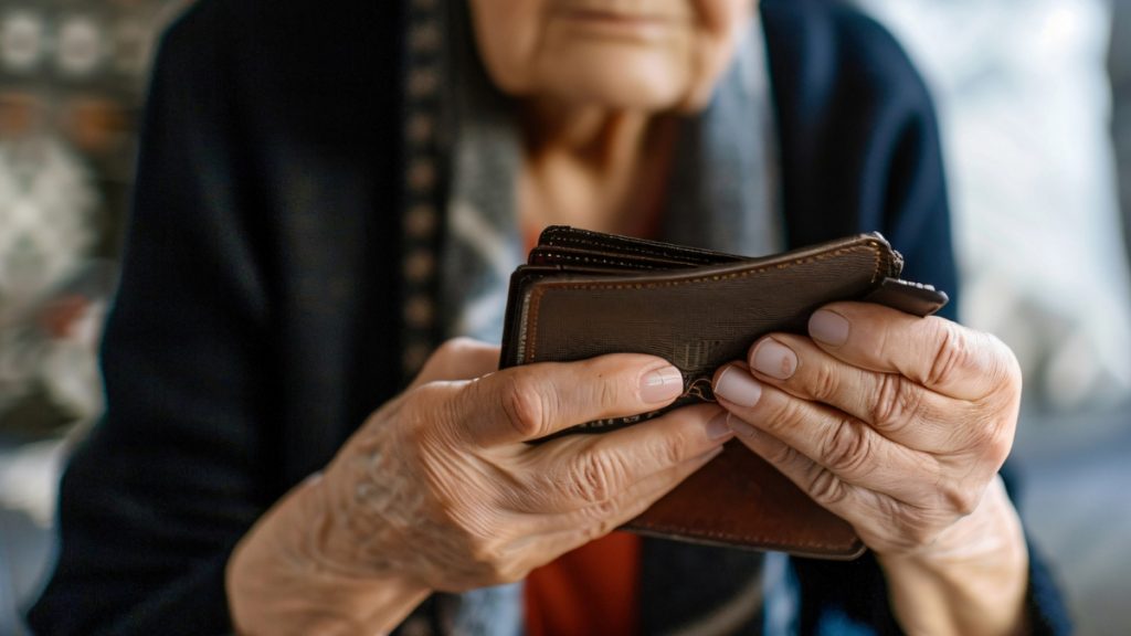 Φθιώτιδα: Οι απατεώνες έπεισαν την γιαγιά ότι είναι υπάλληλοι της ΔΕΗ και της πήραν μεγάλο χρηματικό ποσό