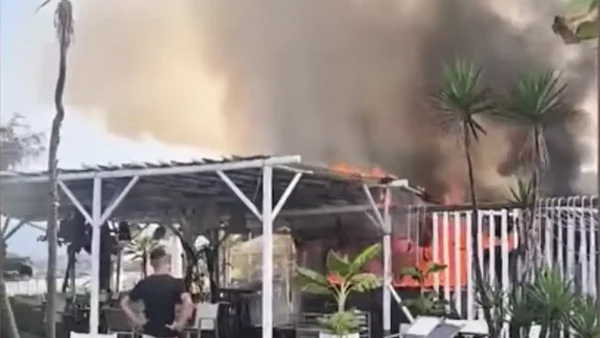 Πρέβεζα: Γνωστό beach bar κάηκε ολοσχερώς – Συγκλονιστικό βίντεο από την στιγμή που τυλίγεται στις φλόγες