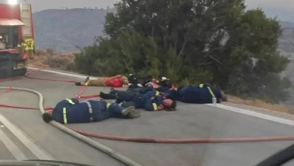 Φωτιά στη Χίο: Συγκλονιστική φωτογραφία από το μέτωπο – Εξαντλημένοι πυροσβέστες κοιμούνται στη μέση του δρόμου