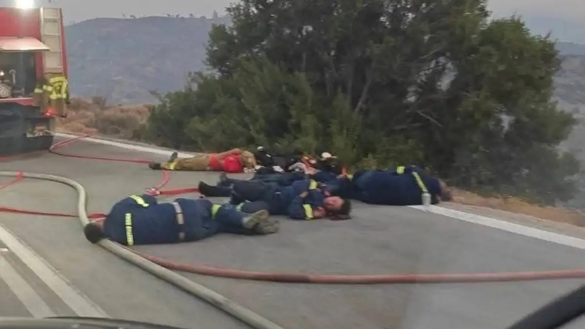 Φωτιά στη Χίο: Συγκλονιστική φωτογραφία από το μέτωπο – Εξαντλημένοι πυροσβέστες κοιμούνται στη μέση του δρόμου