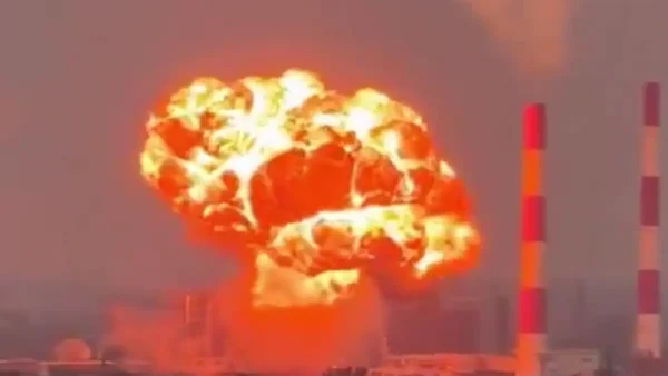 Ρωσία: Στις φλόγες διυλιστήριο πετρελαίου από επιδρομές ουκρανικών drones – Χτυπήθηκε και στρατιωτικό αεροδρόμιο