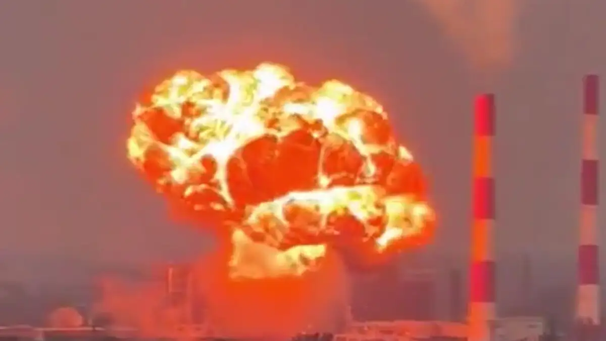 Ρωσία: Στις φλόγες διυλιστήριο πετρελαίου από επιδρομές ουκρανικών drones – Χτυπήθηκε και στρατιωτικό αεροδρόμιο