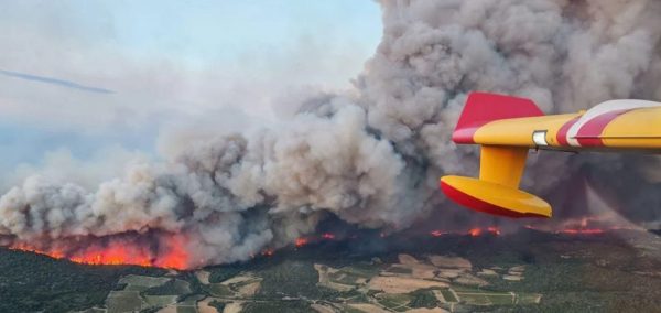 Πύρινη λαίλαπα στη νότια Γαλλία: Μία νεκρή, «στάχτη» από την πυρκαγιά 110.000 στρέμματα