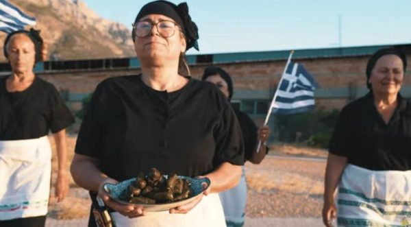 Οι viral γιαγιάδες της Κρήτης επέστρεψαν: Τα ντολμαδάκια, το σκάνδαλο του ΟΠΕΚΕΠΕ, ο Τζεφ Μπέζος και το παράνομο ζευγάρι