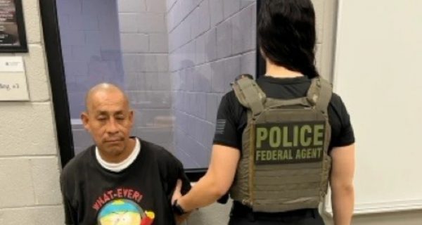 Η φωτογραφία σύλληψης μετανάστη που έγινε viral για όλους τους λάθος λόγους