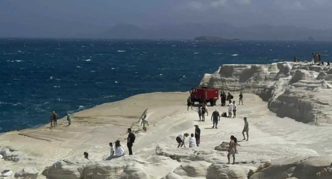 Τραγωδία στο Σαρακήνικο της Μήλου: Δύο νεκροί από πνιγμό - Ο αέρας παρέσυρε τη γυναίκα, βούτηξε ο άντρας να τη σώσει