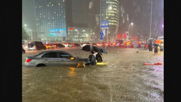 Ισχυρές βροχοπτώσεις πλήττουν τη Σεούλ – Ένας νεκρός, εκτεταμένες πλημμύρες και χιλιάδες εκτοπισμένοι (ΦΩΤΟ - ΒΙΝΤΕΟ)