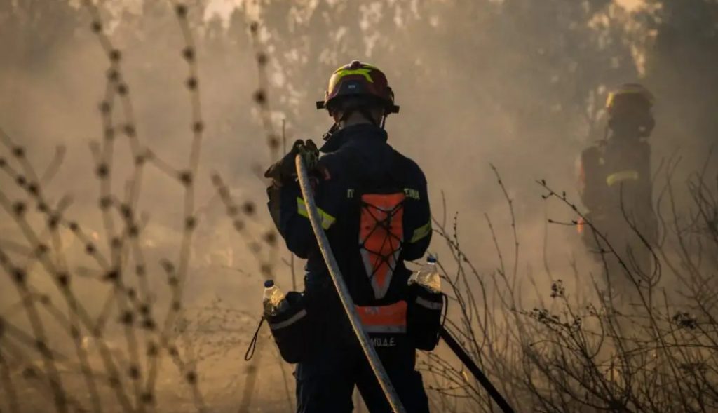 Φωτιά τώρα στην Άνδρο, 112 για εκκένωση της Παλαιόπολης