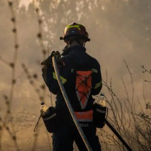 Φωτιά τώρα στην Άνδρο, 112 για εκκένωση της Παλαιόπολης