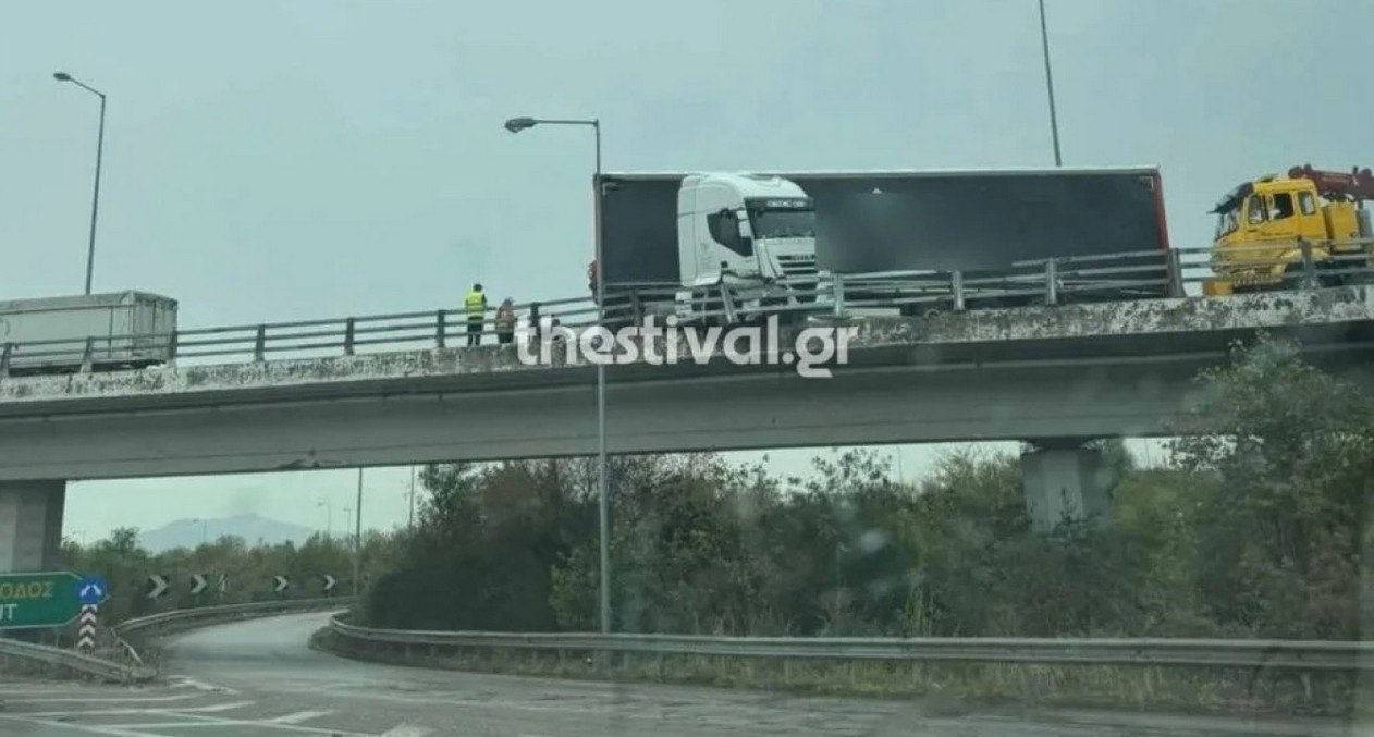 Θεσσαλονίκη: «Δίπλωσε» νταλίκα στην ΠΑΘΕ - Στον αέρα ο ένας από τους τροχούς του τράκτορα