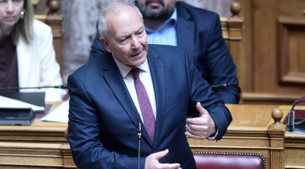 Γκίκας: «Σπάνιο και ατυχές το περιστατικό στα Νέα Στύρα – Αναμένουμε το σχέδιο αποκόλλησης και ρυμούλκησης του πλοίου»