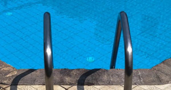 Ρόδος: Κάμερα ασφαλείας κατέγραψε τον πνιγμό της 3χρονης στην πισίνα – Μη αναστρέψιμη η κατάσταση της υγείας της