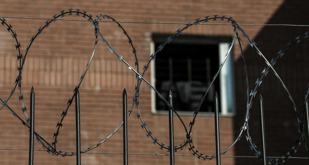 Σκότωσαν Έλληνα κρατούμενο στις φυλακές Δομοκού - Τον πυροβόλησε άλλος βαρυποινίτης στο γραφείο του Αρχιφύλακα