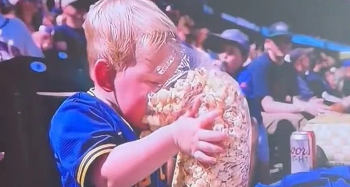 Αγοράκι έπεσε… με τα μούτρα στο ποπ κορν κατά τη διάρκεια αγώνα