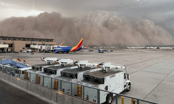 Ισχυρή καταιγίδα σκόνης «κατάπιε» το Φοίνιξ - Ζημιές, διακοπές ρεύματος, ακυρώσεις πτήσεων