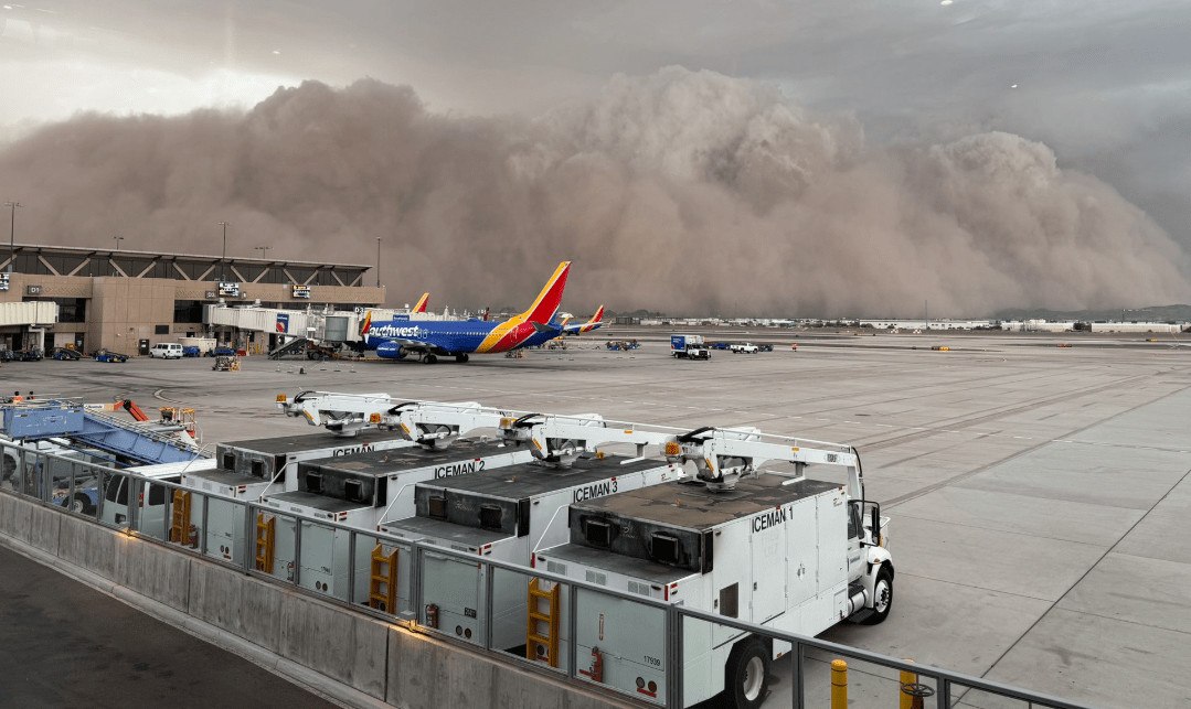 Ισχυρή καταιγίδα σκόνης «κατάπιε» το Φοίνιξ - Ζημιές, διακοπές ρεύματος, ακυρώσεις πτήσεων