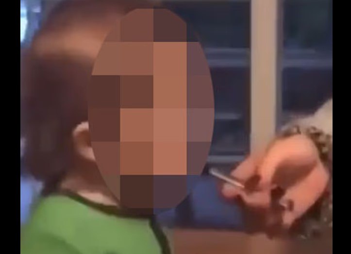 Ιnfluencer στις ΗΠΑ ανάγκασε με φίλη της ένα παιδί να καπνίσει ηλεκτρονικό τσιγάρο – Δείτε το εξοργιστικό βίντεο