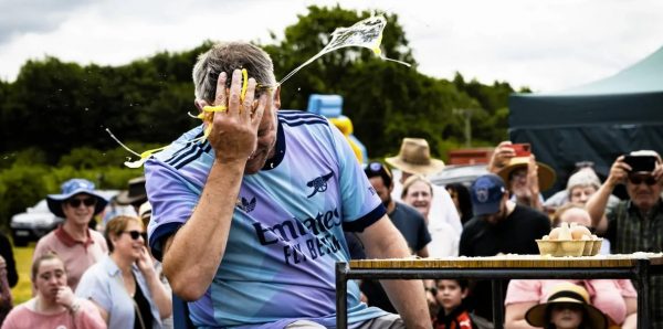 Egg Throwing: Από μια αθώα φάρσα σε... παγκόσμιο πρωτάθλημα - Ο απίστευτος διαγωνισμός της ρίψης αυγών