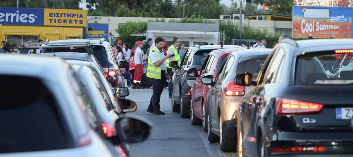 Έξοδος αδειούχων: Με 100% πληρότητα αναχωρούν τα πλοία - Αυξημένη η κίνηση και στα ΚΤΕΛ