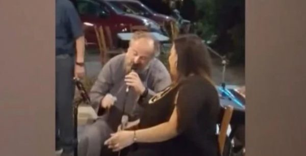 Ιερέας έκλεψε την παράσταση σε γάμο αφού τραγούδησε… Αντύπα (ΒΙΝΤΕΟ)