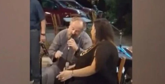 Ιερέας έκλεψε την παράσταση σε γάμο αφού τραγούδησε… Αντύπα (ΒΙΝΤΕΟ)