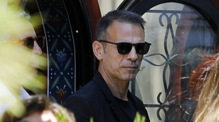 Τελευταίο αντίο στην Αλεξάνδρα Νικολαΐδου - Συντετριμμένος ο Ντέμης Νικολαΐδης στο Κοιμητήριο Χολαργού