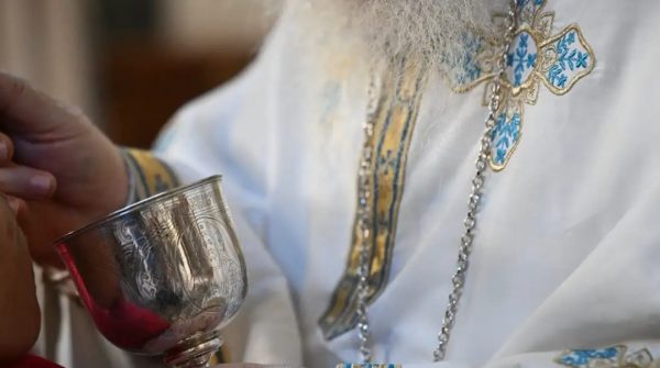 Παπαδιά επιτέθηκε σε ιερέα γιατί πιστεύει ότι έχει ερωμένη – Προσπάθησε να τον πατήσει με το αυτοκίνητο!