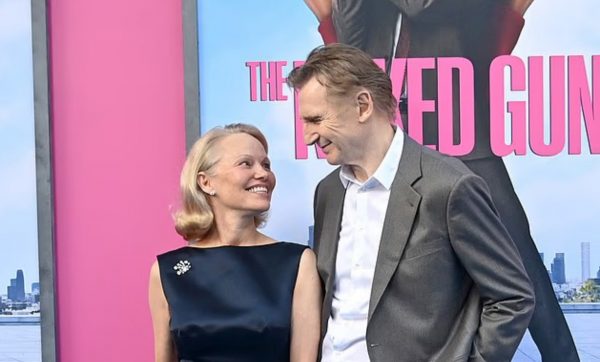 Πάμελα Άντερσον: «Είναι τόσο γοητευτικός o Λίαμ Νίσον που δεν μπορείς παρά να τον ερωτευτείς»