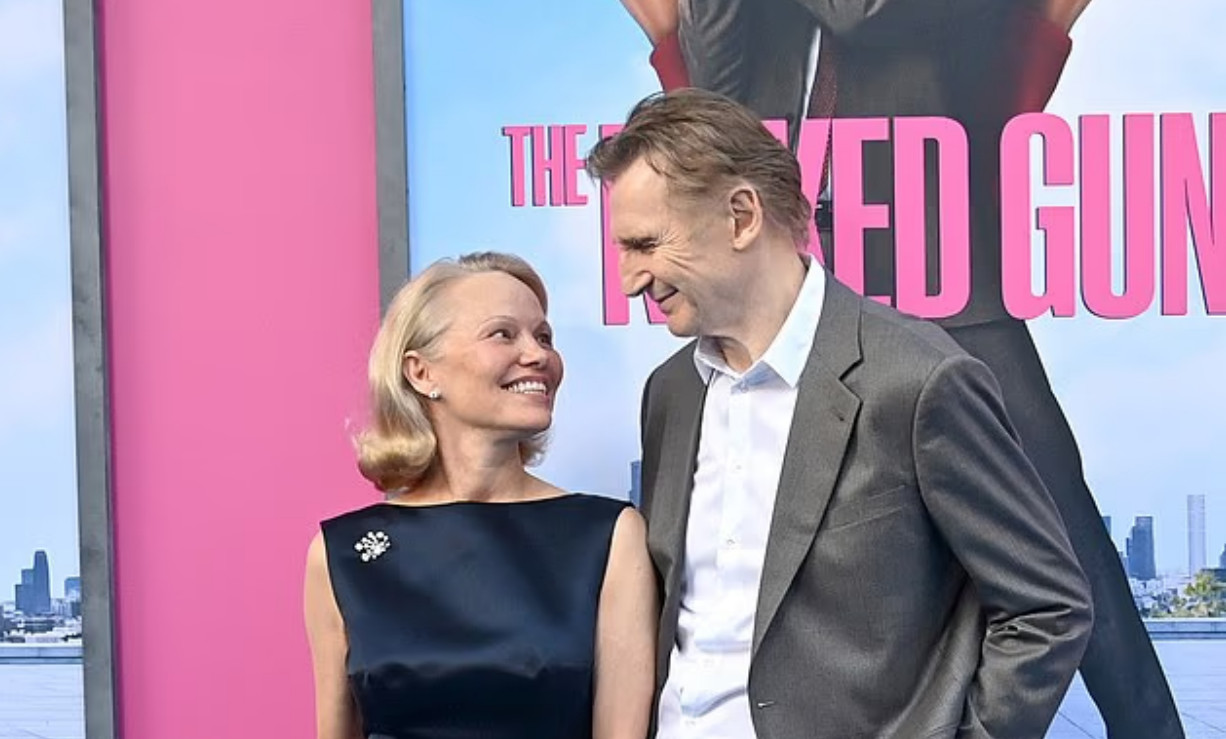 Πάμελα Άντερσον: «Είναι τόσο γοητευτικός o Λίαμ Νίσον που δεν μπορείς παρά να τον ερωτευτείς»