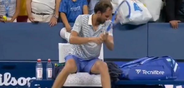 Ο Μεντβέντεφ μαινόμενος ξέσπασε στη ρακέτα του μετά τον πρόωρο αποκλεισμό του στο US Open (ΒΙΝΤΕΟ)