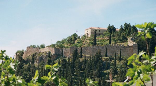 Η μουσική παράσταση «Οι πολιτείες του Λεό Ραπίτη» με την υπογραφή του Μιχάλη Παπαπέτρου στο Κάστρο Λαμίας