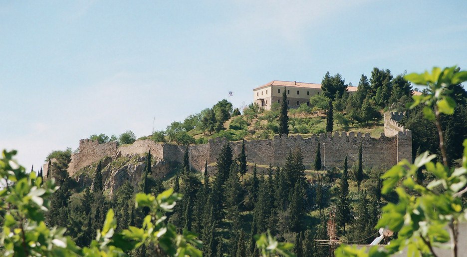 Η μουσική παράσταση «Οι πολιτείες του Λεό Ραπίτη» με την υπογραφή του Μιχάλη Παπαπέτρου στο Κάστρο Λαμίας