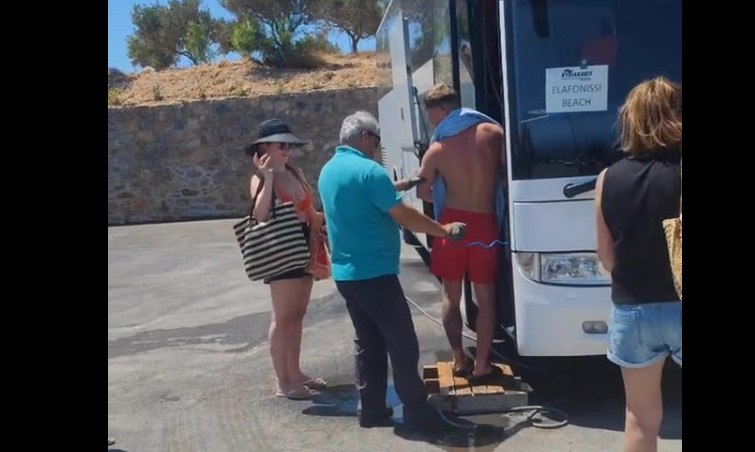 «Μπαίνεις καθαρός ή δεν μπαίνεις καθόλου»: Ο viral Κρητικός οδηγός που πλένει με... λάστιχο τους τουρίστες!