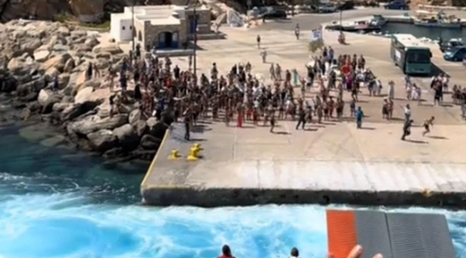 Οι «απονερίστες» της Σικίνου λένε το δικό τους «αντίο» στα πλοία που φεύγουν και οι λιμενικοί προσπαθούν να τους σταματήσουν