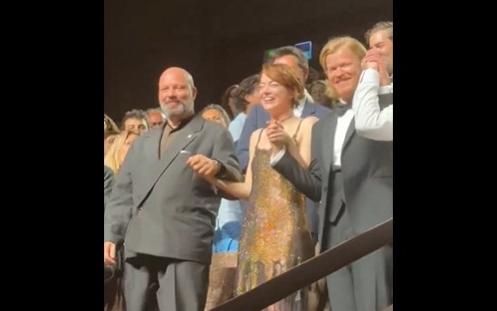 Γιώργος Λάνθιμος και Έμα Στόουν συγκλόνισαν στo φεστιβάλ Βενετίας: Τους χειροκροτούσαν όρθιοι για 6 λεπτά για την ταινία «Bugonia»