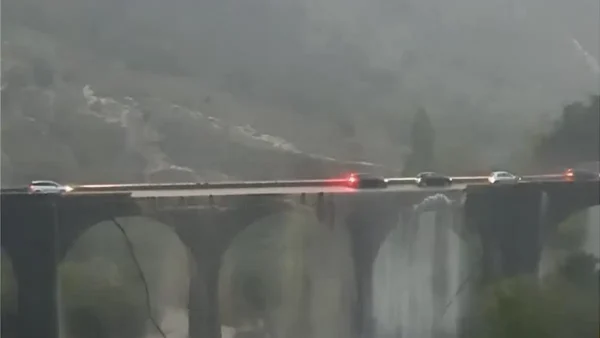 Ιταλία: Ανατριχιαστικό βίντεο από γέφυρα στη Σικελία να καταρρέει την ώρα που περνάνε από πάνω της αυτοκίνητα