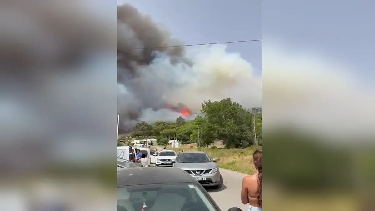 Ισπανία: Γιγαντιαία φωτιά κοντά στην Ταρίφα, μαζικές εκκενώσεις ξενοδοχείων και κάμπινγκ