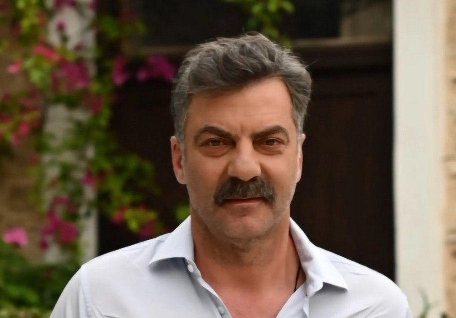 Στάθης Μαντζώρος: Στο νοσοκομείο «Ερυθρός Σταυρός» με πρόβλημα υγείας – Αγωνία για τον ηθοποιό