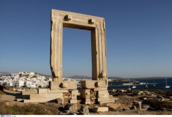 Νάξος: Ασφάλισαν με συρματόπλεγμα την Πορτάρα μετά το περιστατικό με τον τουρίστα που σήκωσε αρχαίο μάρμαρο